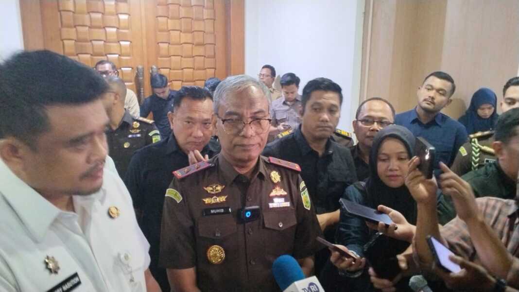 Kejati Sumut Muhibuddin saat diwawancarai wartawan.(Dok : Ihsan Syahreza).