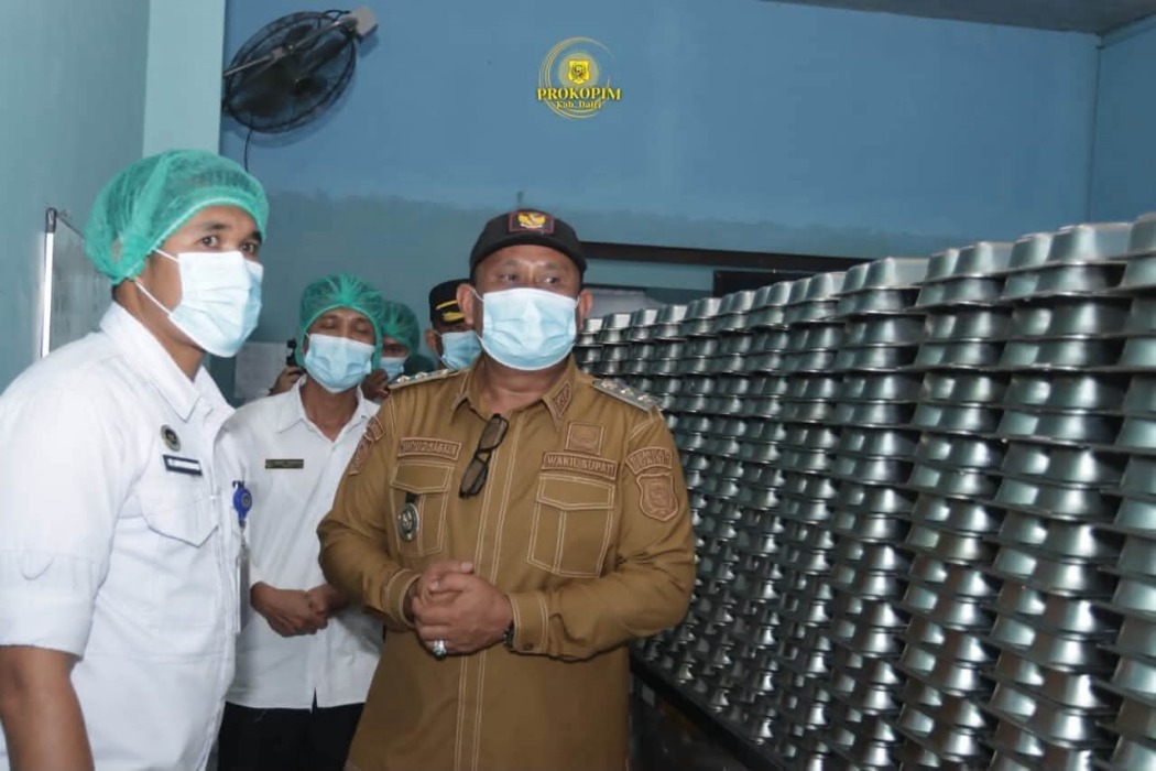 Wakil Bupati Dairi juga Ketua Satgas Percepatan MBG Wahyu Daniel Sagala (kanan), sidak sejumlah SPPG di Kecamatan Sumbul.RUDY SITANGGANG/SUMUT POS.