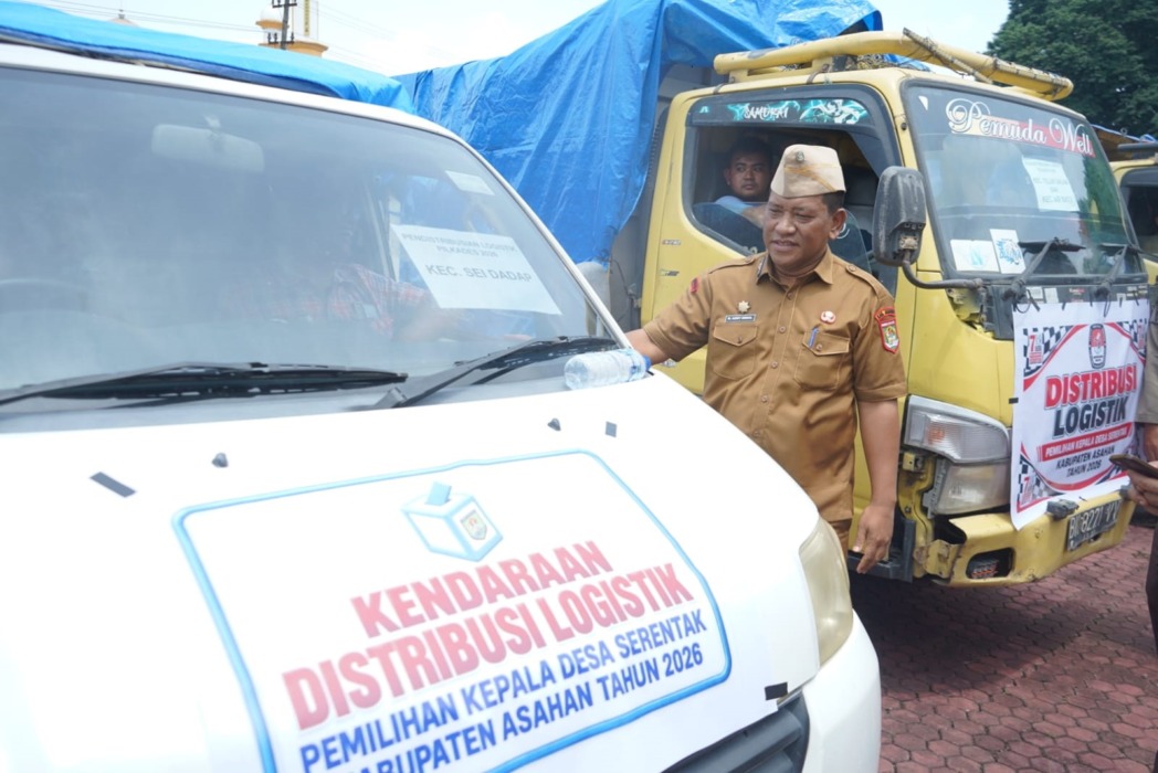 Asisten Bupati Asahan Mohammad Azmy Ismail AP MSi melepas pendistribusian Logistik Pilkades Serentak 2026 di Asahan, Senin (5/10).