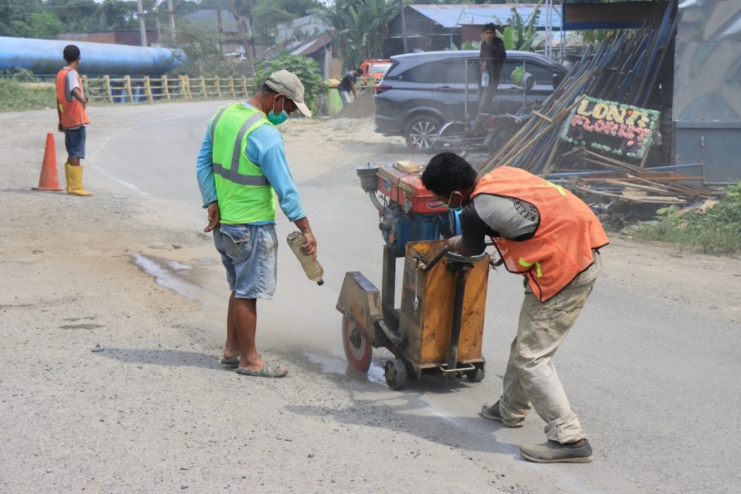 Pekerja tengah melakukan perbaikan Jalan Pangeran Diponegoro yang ditinjau Wawako Binjai, Hasanul Jihadi. (Diskominfo Binjai/Sumut Pos).