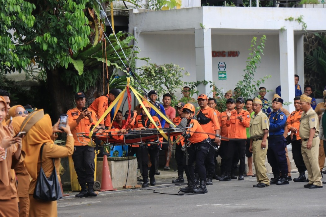 Petugas BPBD Binjai saat menunjukkan hasil latihan dalam melakukan evakuasi. (Diskominfo Binjai/Sumut Pos).