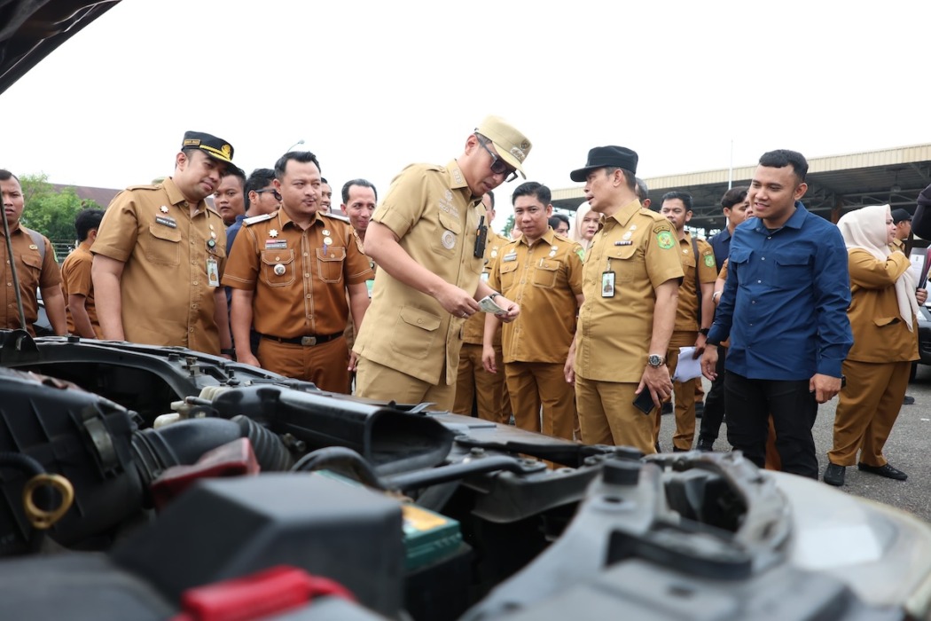Wali Kota Medan Rico Tri Putra Bayu Waas saat mengecek kendaraan dinas Bapenda Kota Medan.