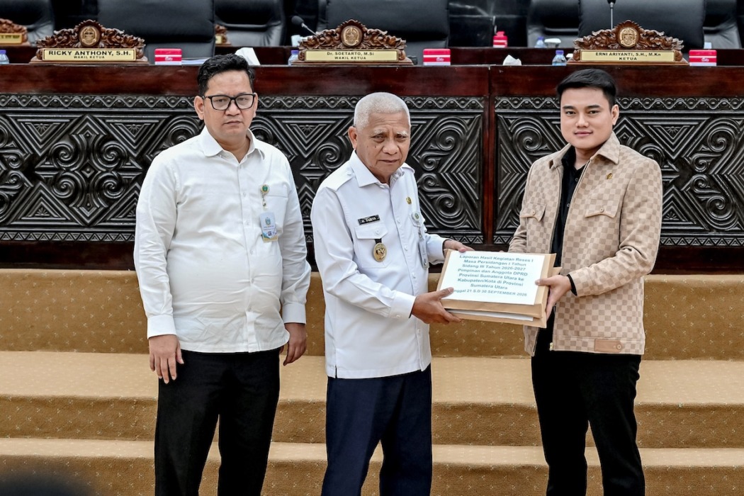 Wagusbu Surya menerima Laporan Hasil Kegiatan Reses I Masa Persidangan I Tahun Sidang III Tahun 2026-2027 (Dok : Diskominfo Sumut).