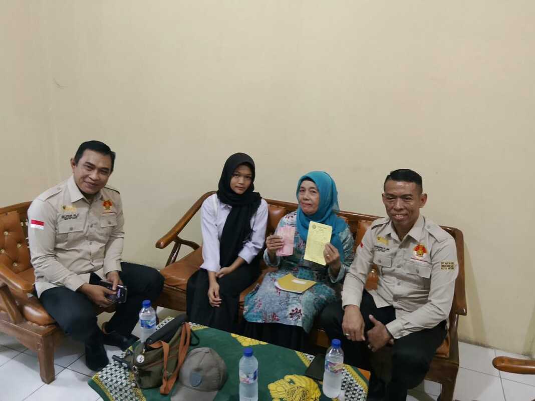 Ketua DPC MAI Kota Medan Suwarno, SE, MM, bersama Sekretaris Zullifkar AB, ST, membantu menyelesaikan tunggakan biaya pendidikan Cinta.