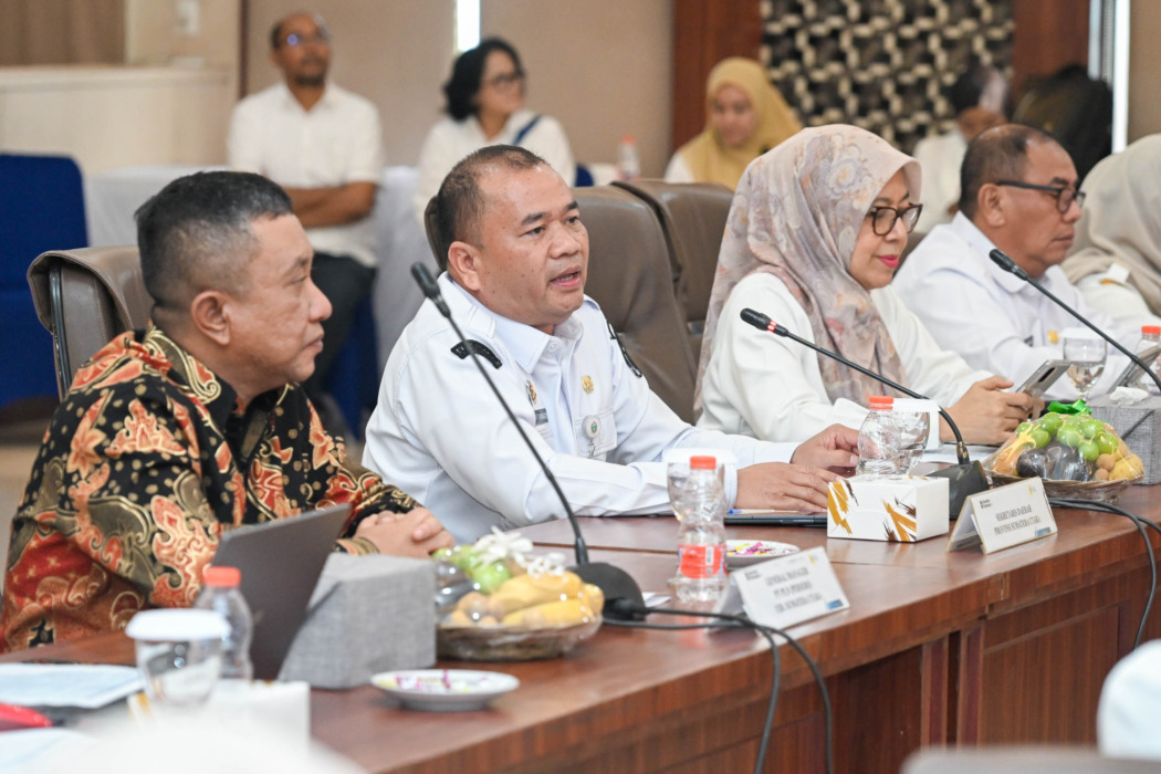 Pj Sekdaprov Sumut, Timur Tumanggor menghadiri Rapat Sikronisasi Usulan Lokasi Program Listrik Perdesaan (Lisdes) di Aula Kantor PLN UID Sumut, Jalan Yos Sudarso, Medan, Rabu (7/10/2026). (Foto : Dinas Komunikasi dan Informatika Provinsi Sumut).