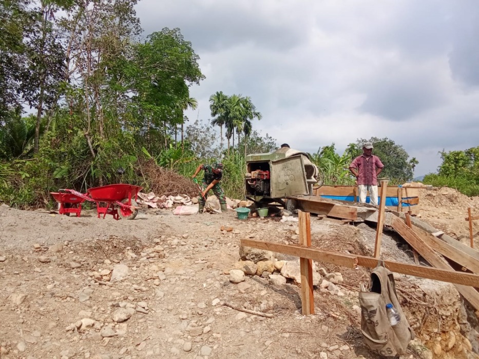 Personel TNI AD saat membangun jembatan beton di Aek Gareder, Padangsidimpuan. Istimewa/Sumut Pos.