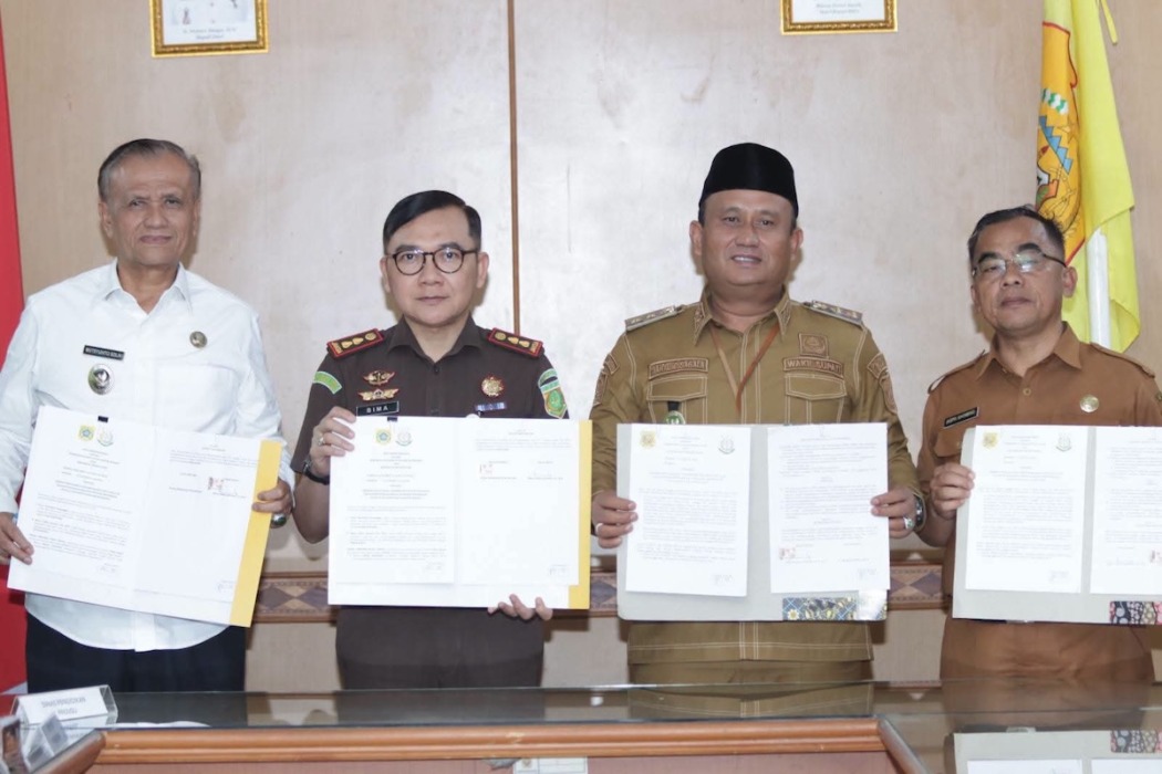 Wakil Bupati Dairi Wahyu Daniel Sagala dan Kepala Kejaksaan Negeri Bima Yudha Asmara, menunjukkan dokumen kerja sama.