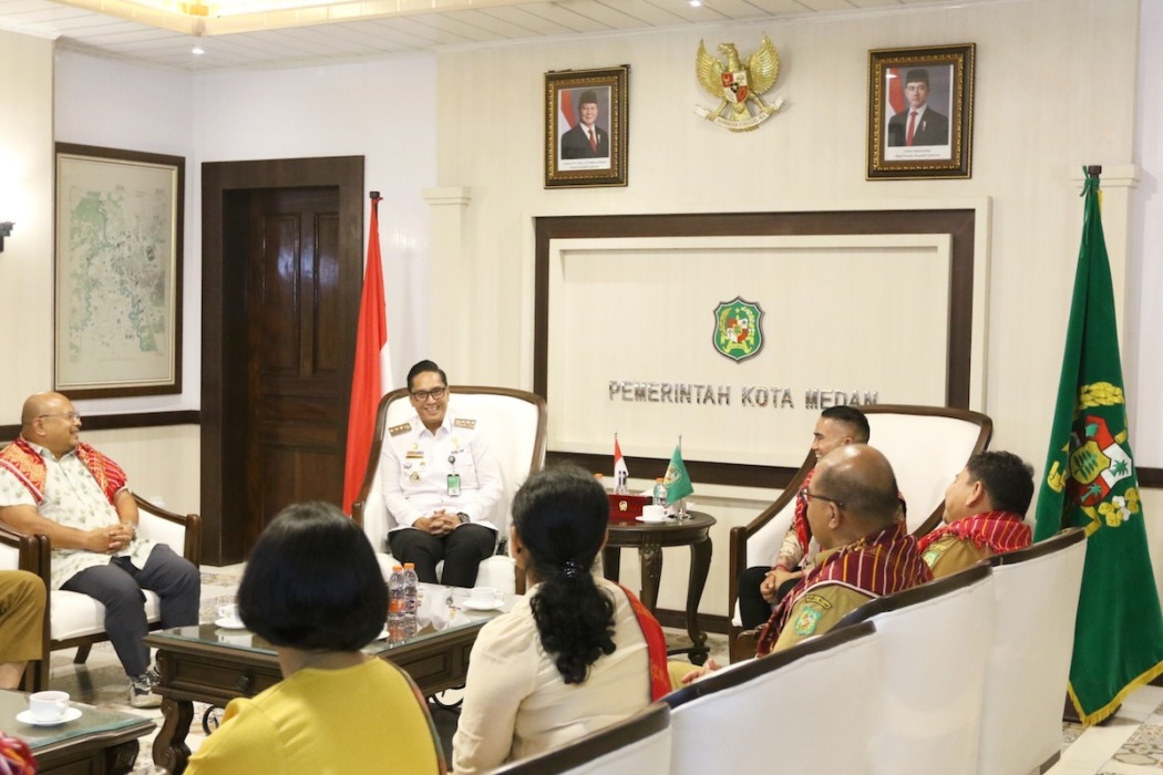 Wali Kota Medan Rico Tri Putra Bayu Waas saat menerima Panitia Mburo Tedeh Ate sekaligus Penabalan Marga Wali Kota Medan di Balai Kota Medan, Senin (6/10/2026).