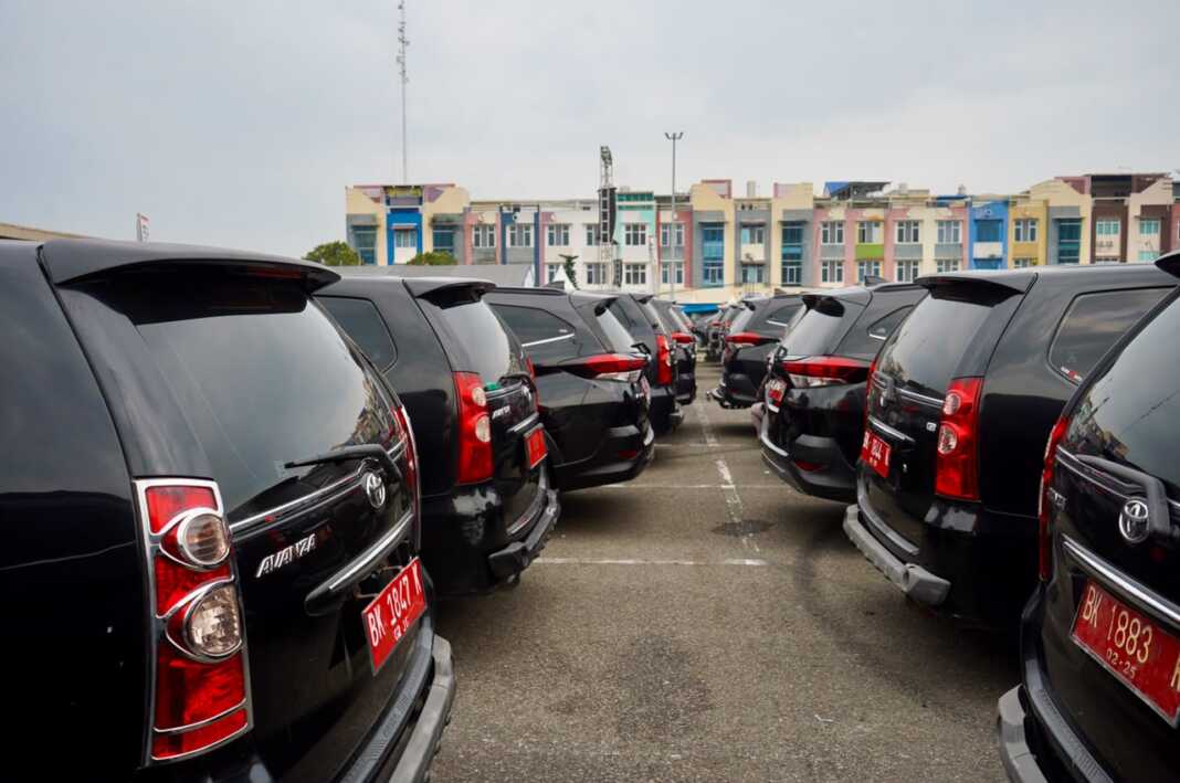 Sejumlah mobil dinas di lingkungan Pemko Medan terpikir rapi di halaman Lotte Grosir Medan saat Wali Kota Medan melakukan pemeriksaan kendaraan dinas Pemko Medan pada Selasa (6/10/2026) lalu.