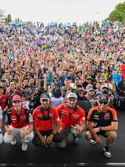 Ribuan warga memadati ruas jalan dari Taman Sangkareang hingga Taman Udayana, Mataram, Nusa Tenggara Barat, Rabu (7/10), untuk menyambut Marc Marquez dan sejumlah pembalap dunia dalam Riders Parade Pertamina Grand Prix of Indonesia 2026.