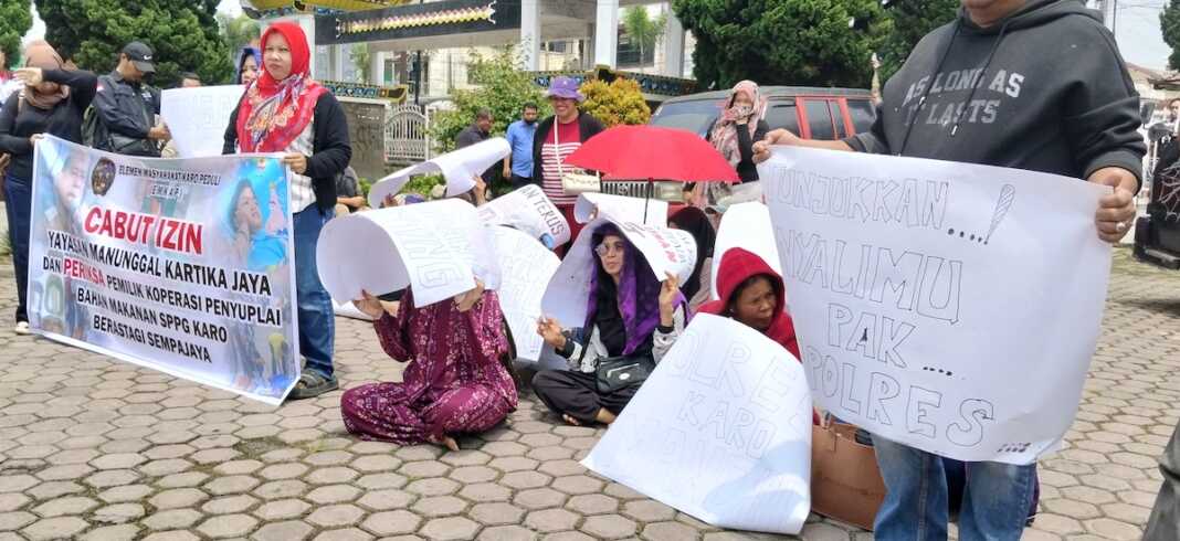 AKSI: Puluhan orangtua siswa yang menjadi korban tragedi keracunan program MBG di Berastagi, Kabupaten Karo, 13 Agustus lalu, menggelar aksi di depan Gedung DPRD Karo, Kamis (8/10) siang