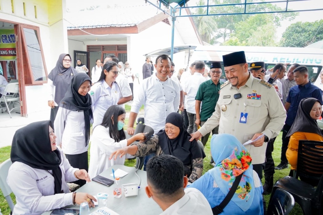 Bupati Batubara Dr H Baharuddin Siagian SH MSi CLA bersama Wakil Bupati Batubara Syafrizal SE MAP hadir dalam program Bupati Batubara Sinergi Melayani Masyarakat (BERLAYAR), di Kantor Desa Perkotaan, Dusun III, Desa Perkotaan, Kecamatan Airputih, Rabu (7/10).//Foto.Komimfo.Batubara.