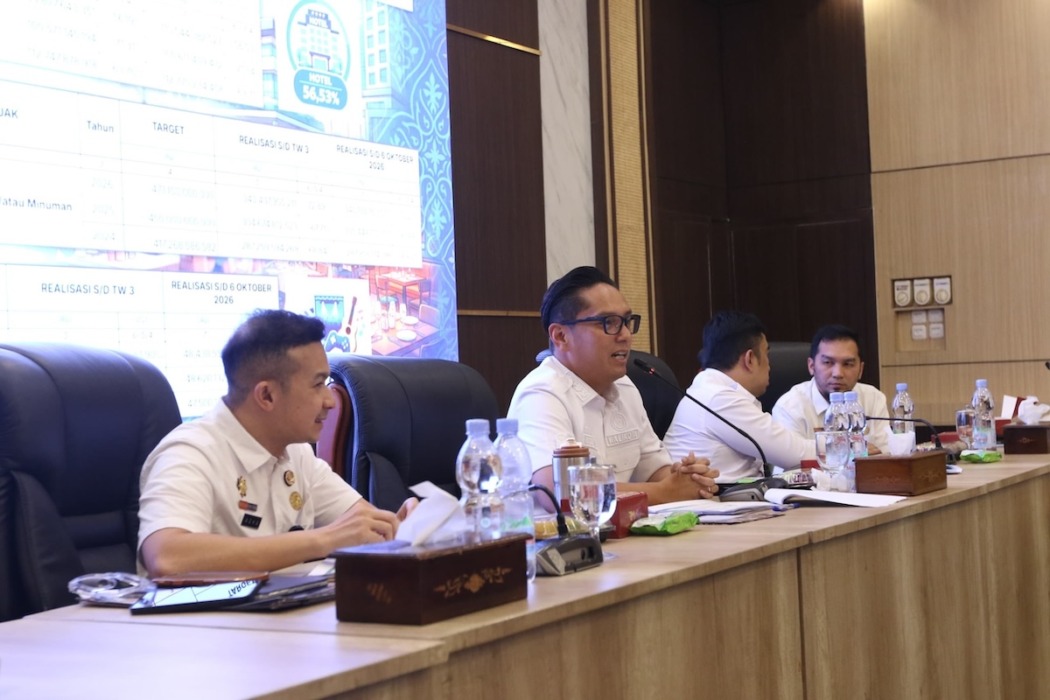 Wali Kota Medan Rico Tri Putra Bayu Waas saat memimpin Rapat Evaluasi Penerimaan Pajak Daerah Tahun 2026 di Balai Kota Medan, Rabu (7/10/2026).