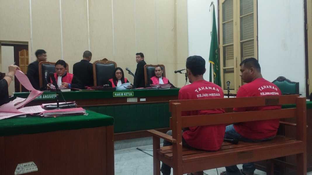 Kedua terdakwa kasus ganjal ATM, menjalani sidang tuntutan di PN Medan, Jumat (9/10) sore. (Dok: Gusman/Sumut Pos).