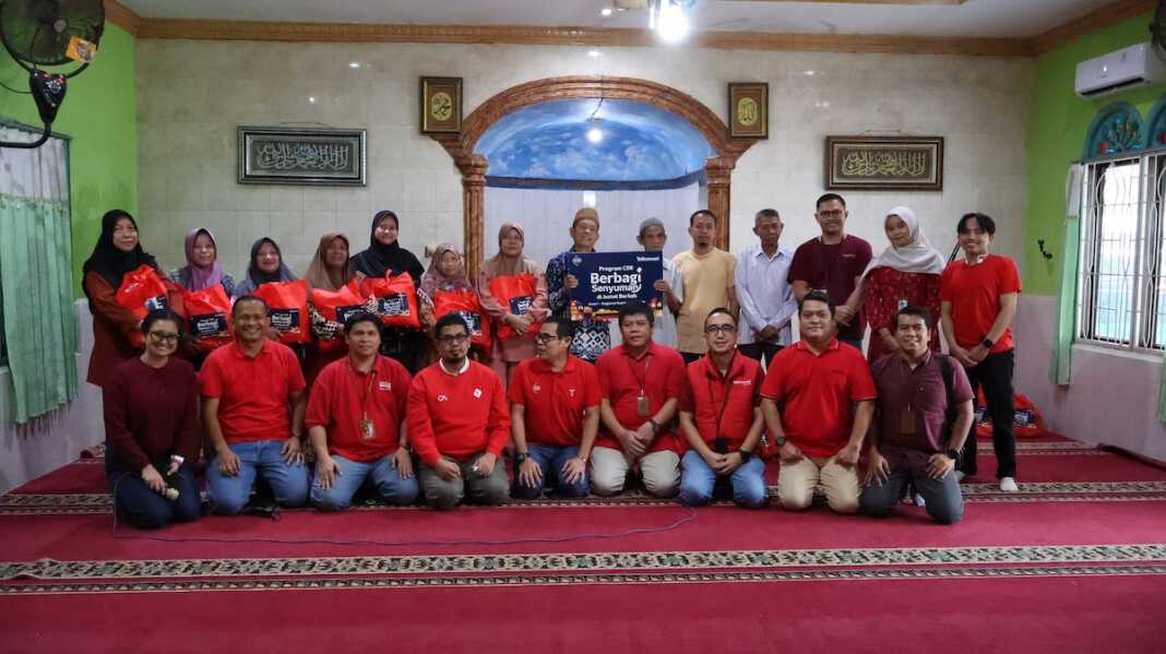 Telkomsel melalui Program Corporate Social Responsibility (CSR) menyalurkan 100 paket sembako kepada masyarakat di Kelurahan Limau Sundai, Kecamatan Payaroba, Kota Binjai. Kegiatan ini menjadi wujud komitmen Telkomsel untuk sambungkan senyuman masyarakat di berbagai wilayah, khususnya di sekitar wilayah operasional Telkomsel.