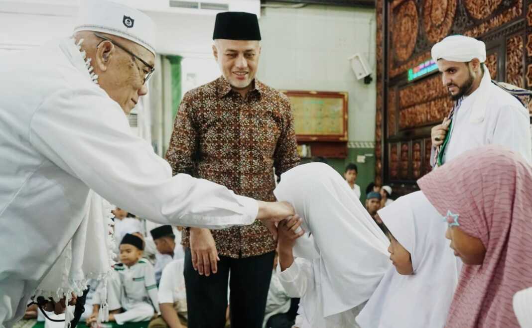 SANTUNAN: Ketua IPHI Sumut Dr. H. Musa Rajekshah, M.Hum (tengah) menghadiri kegiatan tabligh akbar dan santunan anak yatim. (Istimewa/Sumut Pos)