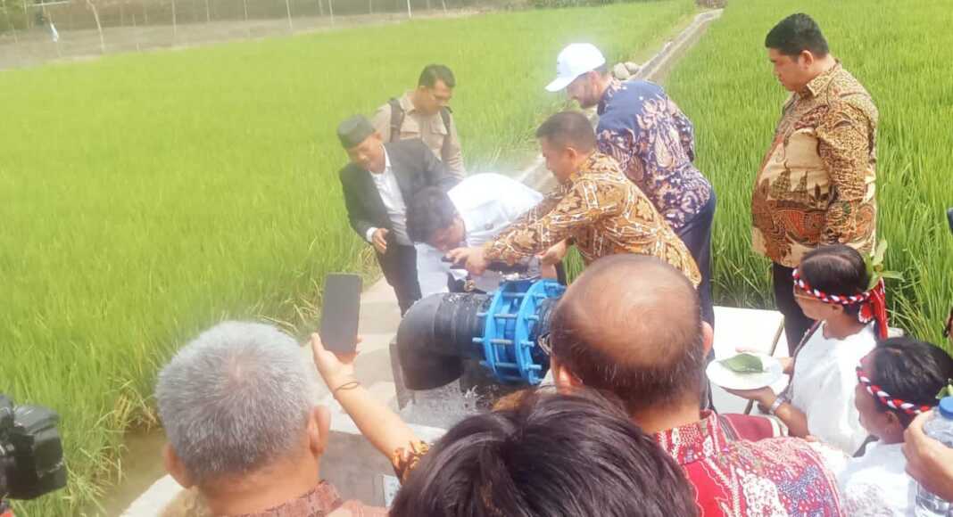 BUKA KERAN: Leonardo A.A. Teguh Sambodo, M.S, Ph.D didampingi Dr. Dikki Anugerah Panjaitan, M.SP dan Vandiko Timotius Gultom, S.T membuka keran PATS Desa Sibonor Ompu Ratus. (Deddi Mulia Purba/Sumut Pos)