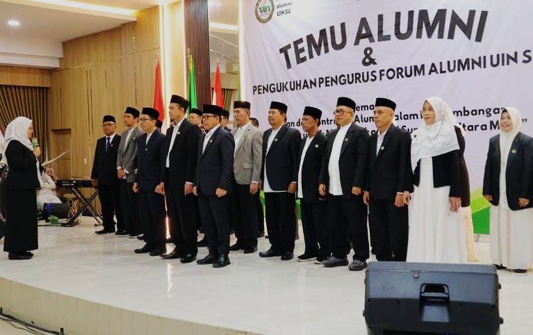 FORUM ALUMNI: Prof. Dr. Nurhayati, M.Ag (kiri) melantik pengurus Forum Alumni UIN Sumatera Utara. (Istimewa/Sumut Pos)