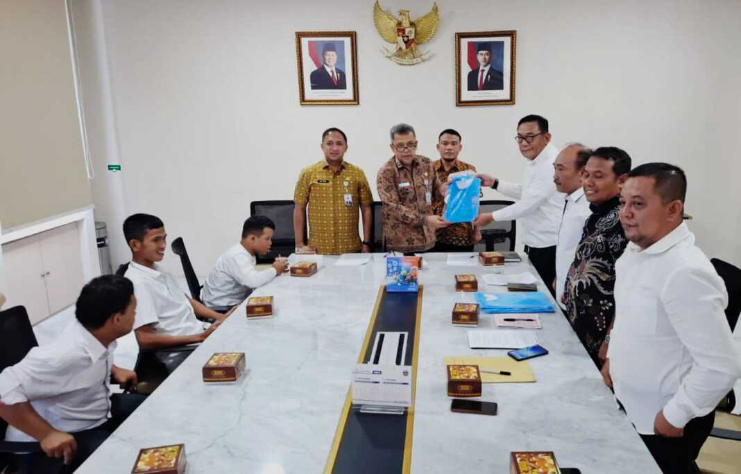 CENDERA MATA: Ir. Alfi Syahreza, M.Eng (2 kiri) menerima cendera mata untuk gubernur dari pengurus SOIna. (Istimewa/Sumut Pos)