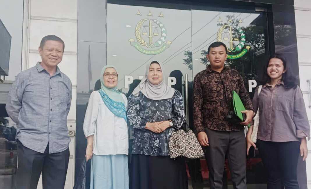 PENSIUNAN TIRTANADI: Jamal Usman Ritonga, S.E, M.Si (kiri) bersama dua pensiunan Perumda Tirtanadi dan pengacara saat bertemu dengan pihak Kejatisu. (Istimewa/Sumut Pos)