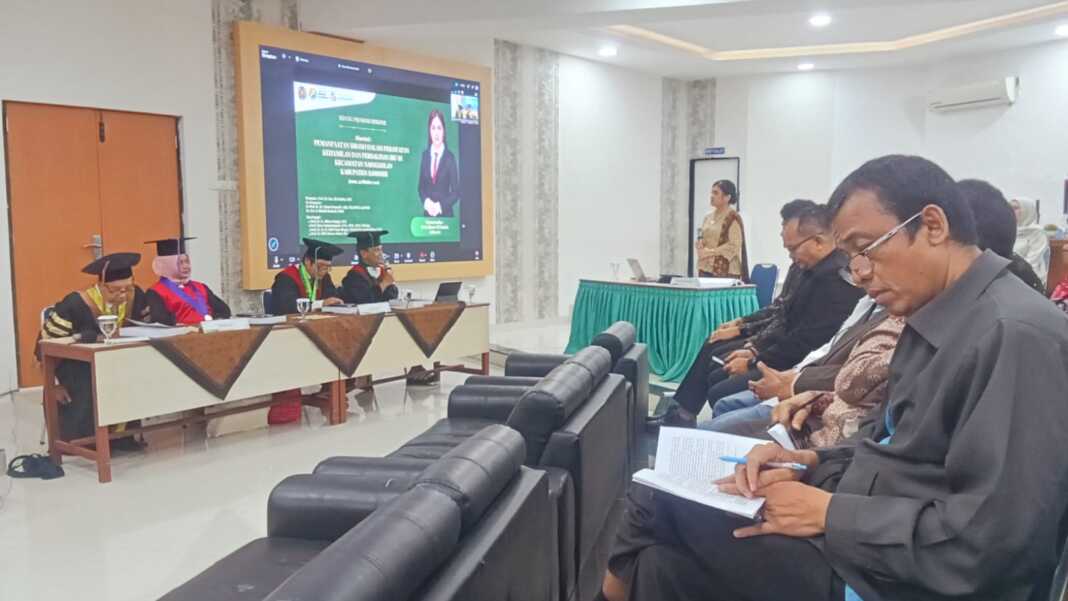 USM INDONESIA: Dosen USM Indonesia Dr. Dewi Risma Uli Bancin, M.K.M (berdiri) promosi doktor di FKM USU, Jumat (23/10). (Deddi Mulia Purba/Sumut Pos)