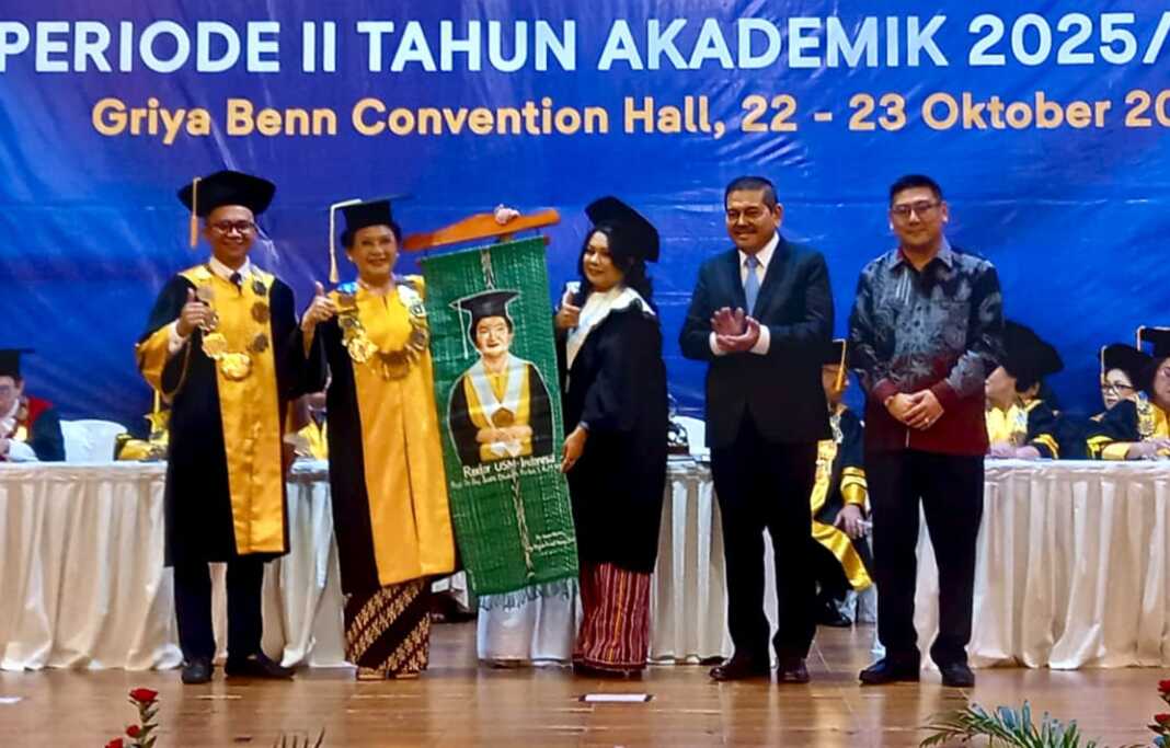 SERAHKAN SELENDANG: Dari kanan, Irawan, Dr. Parlindungan Purba, M.M, Eng. Brigida Kosat Vieira, L.TI, M.M (lulusan USM Indonesia asal Timor Leste), Prof. Dr. Ivan Elisabeth Purba, M.Kes dan Dr. Owen Depinto Simanjuntak, M.M. Eng. Brigida Kosat Vieira, L.TI menyerahkan selendang Timor Leste kepada rektor (Istimewa/Sumut Pos)
