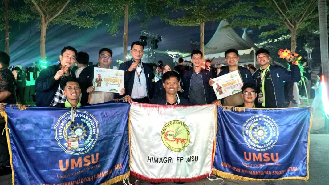 SANG JUARA: Assoc. Prof. Dr. Faisal, M.Hum (berdiri, 3 kiri) bersama Tim Mahasiswa UMSU pada Abdidaya Ormawa di Makassar. (Istimewa/Sumut Pos)