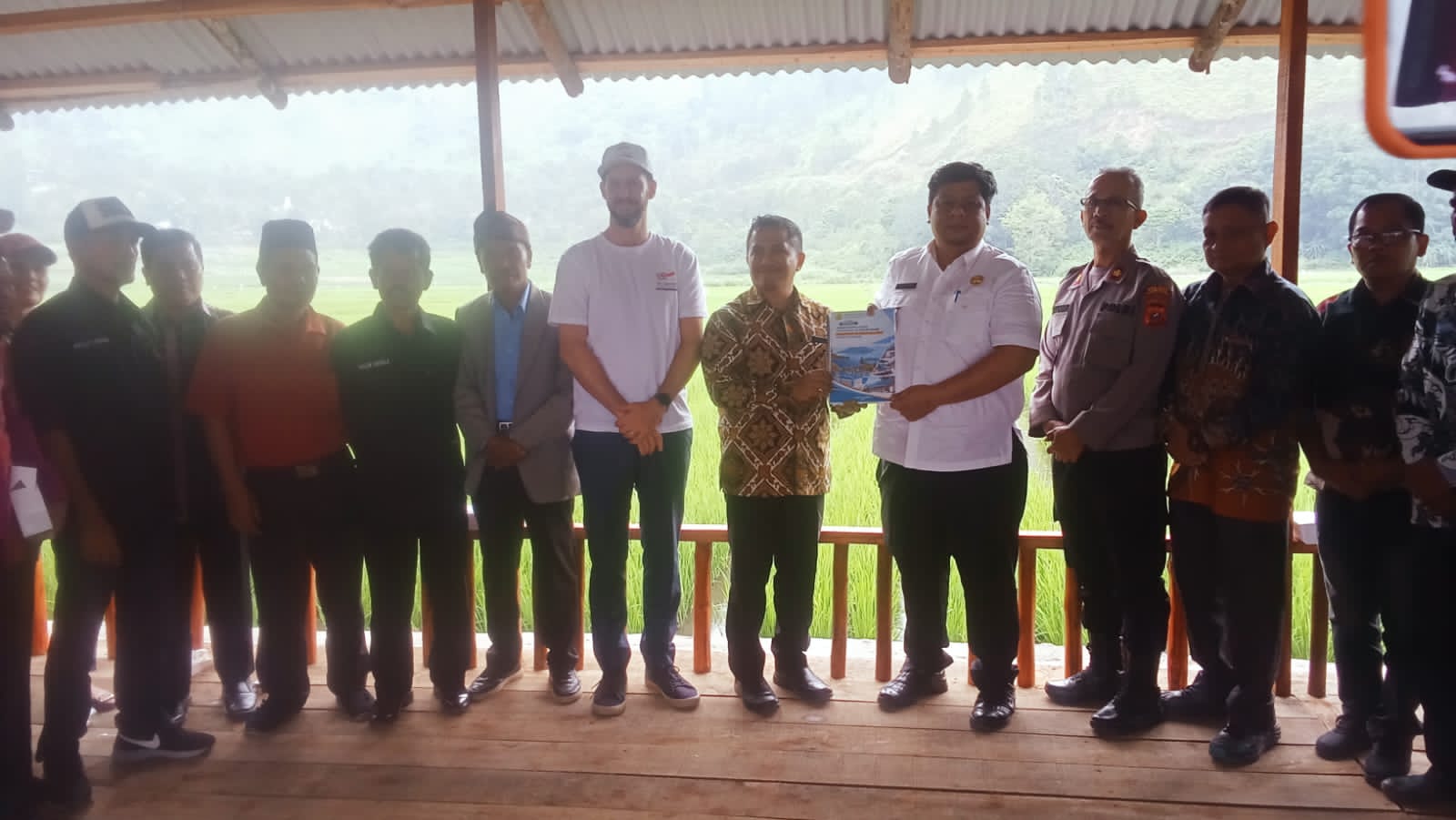 USULAN PROGRAM: Bupati Samosir Vandiko Timotius Gultom, S.T (4 kanan) menyerahkan usulan program pengembangan kawasan Agrowisata Sawah Kenegerian Limbong kepada Leonardo AA Teguh Sambodo, M.S, Ph.D. (Deddi Mulia Purba/Sumut Pos)