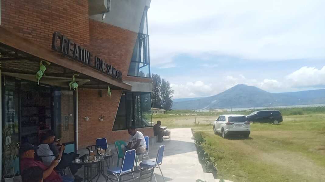 CREATIVE HUB: Creative Hub Samosir dengan pemandangan gunung dan danau. (Deddi Mulia Purba/Sumut Pos)