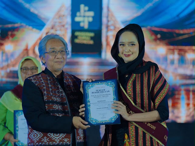 Direktur Direktorat Humas, Promosi dan Protokoler USU Prof. Dr. dr. Elmeida Effendy, M.Ked(KJ)., Sp.KJ(K) menerima piagam penghargaan di ajang Anugerah Humas Indonesia (AHI) 2026 di Surakarta, Kamis 8 Oktober 2026 malam.
