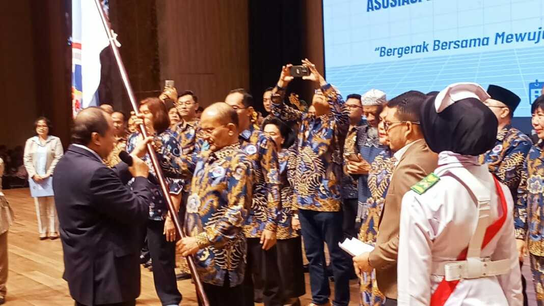 ABP-PTSI SUMUT: Prof. Dr. H. Bahdin Nur Tanjung, M.M (kanan) menerima bendera ABP-PTSI dari Prof. Dr. Mts. Arief, M.BA, CPM pada pelantikan pengurus ABP-PTSI Sumut di Hall Institut Kesehatan Medistra Lubukpakam. (Deddi Mulia Purba/Sumut Pos)