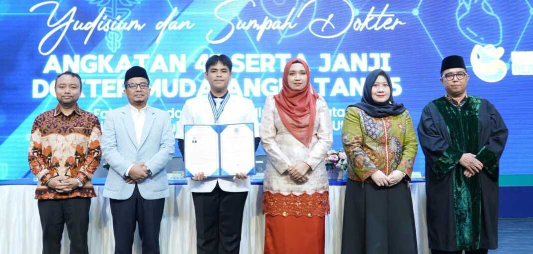 FKIK UMSU: Prof. Dr. Akrim Lubis, M.Pd (2 kiri) menghadiri yudisium dan sumpah dokter FKIK UMSU. (Istimewa/Sumut Pos)