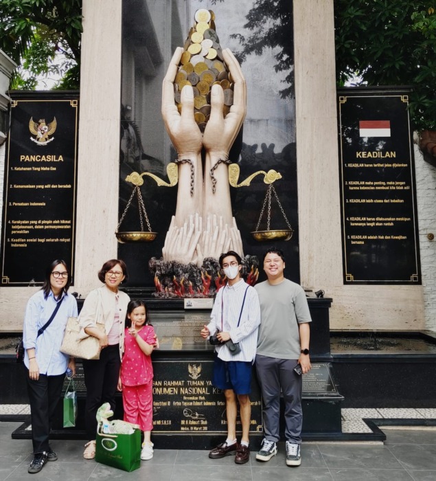 REKTOR UGM: Prof. dr. Ova Emilia, M.Med.Edz Sp.OG(K), Ph.D (2 kiri) bersama keluarga mengunjungi 