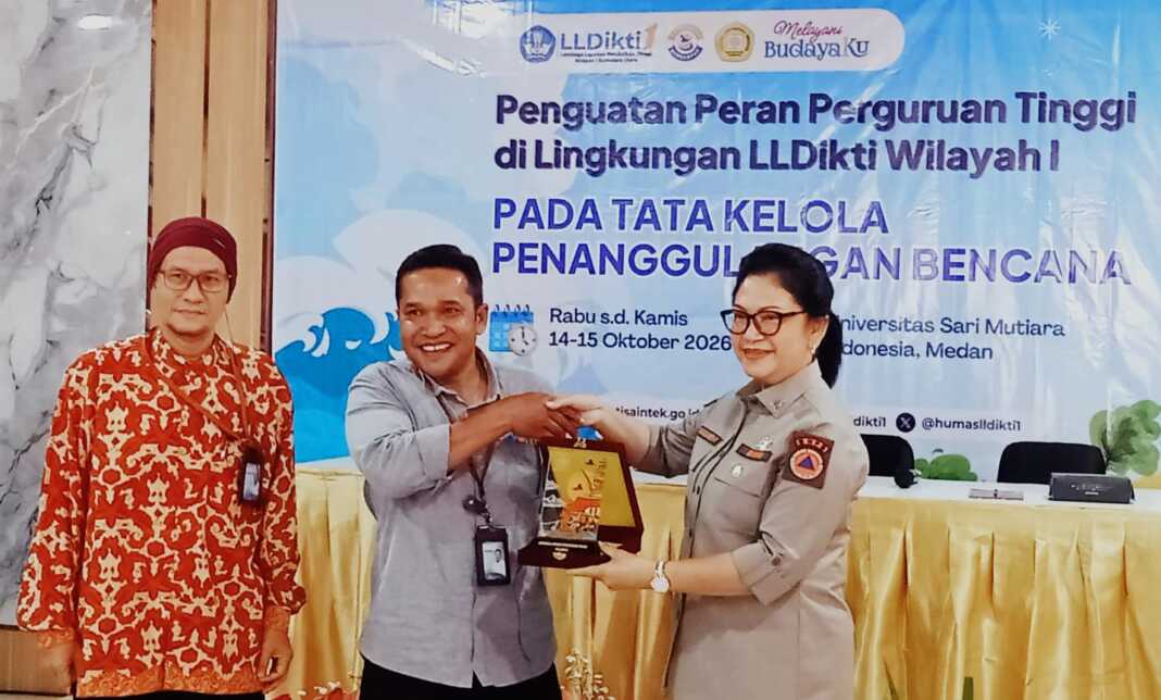 PENGHARGAAN: Anggota Unsur Pengarah Penanggulangan Bencana Republik Indonesia Prof. Dr. Ivan Elisabeth Purba, M.Kes (kanan) menerima penghargaan dari Kabag Umum LLDikti Wilayah I Ahmad Subhan, S.E. (Deddi Mulia Purba/Sumut Pos)