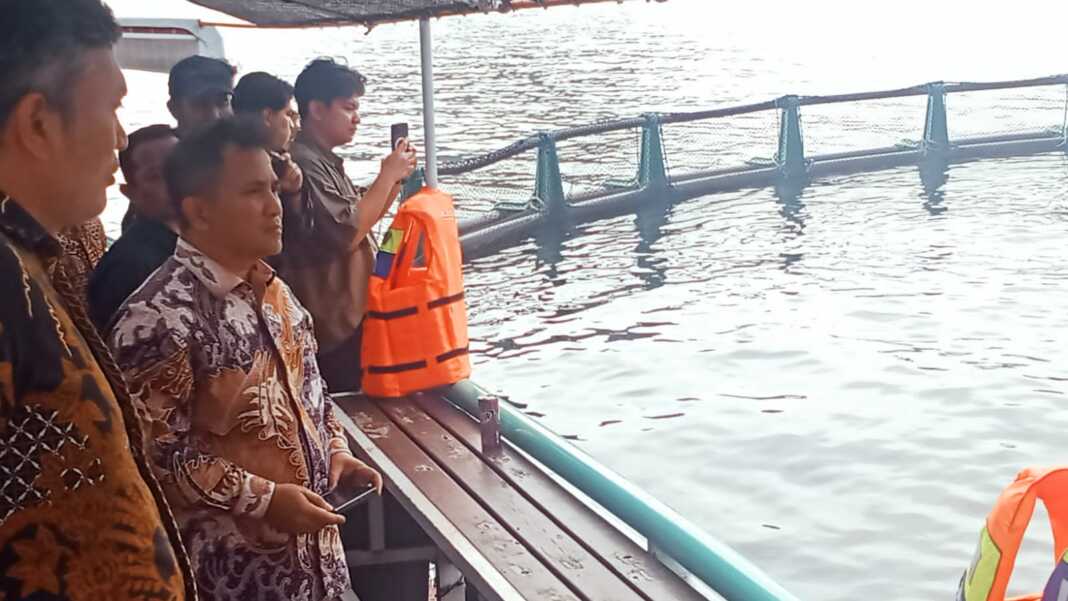 KJA JAPFA: Leonardo A.A. Teguh Sambodo (2 kiri) meninjau keramba jaring apung PT. Suri Tani Pemuka atau Japfa di Danau Toba. (Deddi Mulia Purba/Sumut Pos)