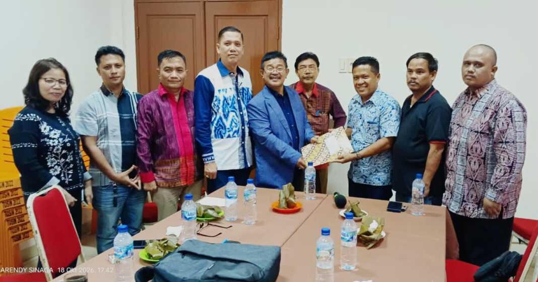 PENGUKUHAN: Dr. Timbul Sinaga, M.SA (kiri) menyerahkan SK kepengurusan Punguan Pomparan Toga Sinaga Dohot Boru (PPTSB) Cabang Medan Sunggal Tuntungan periode 2026-2030 kepada St. Liberson Sinaga. (Istimewa/Sumut Pos)