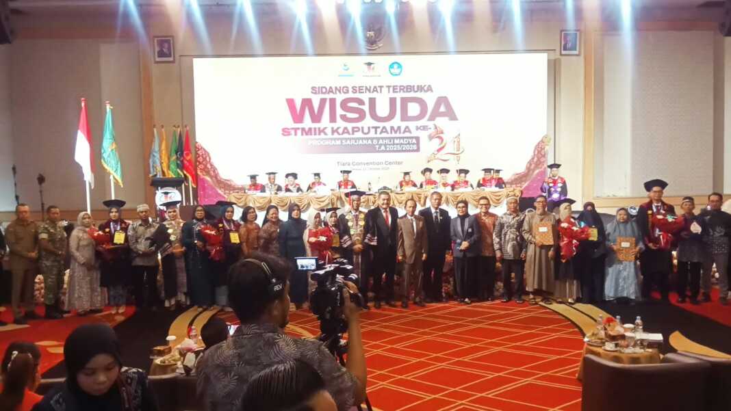 WISUDAWAN TERBAIK: Wali Kota Binjai bersama undangan, pimpinan STMIK Kaputama serta wisudawan terbaik dan menginspirasi, Selasa (20/10). (Deddi Mulia Purba/Sumut Pos)