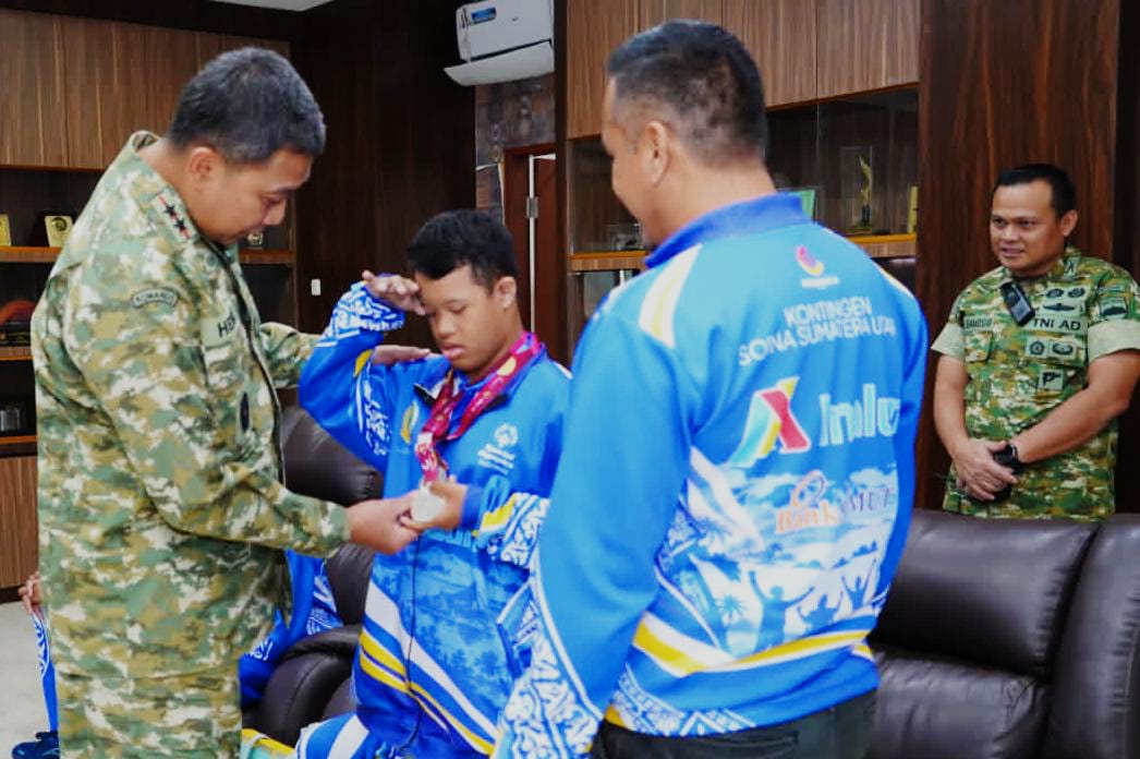 SANG JUARA: Mayjen TNI Hendy Antariksa (kiri) berdialog dengan attlet disabilitas SOIna Sumut yang menjadi juara di Pesonas II NTT. (Istimewa/Sumut Pos)