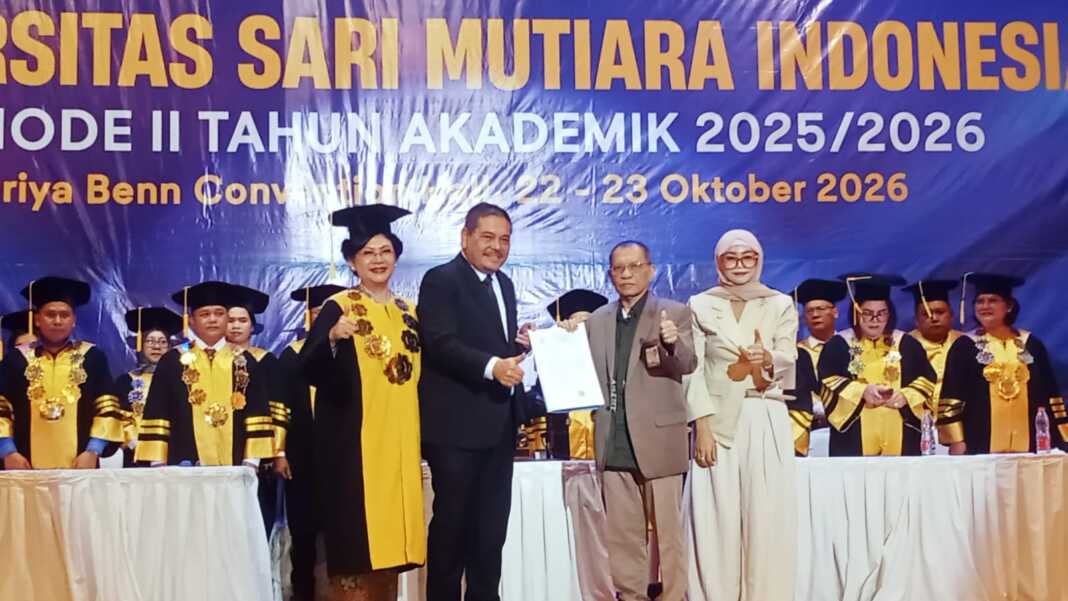 PRODI BARU: Prof. Saiful Anwar Matondang, M.A, Ph.D (2 kanan) menyerahkan surat keputusan izin program studi PPG kepada ketua Yayasan Sari Mutiara didampingi rektor USM Indonesia. (Deddi Mulia Purba/Sumut Pos)