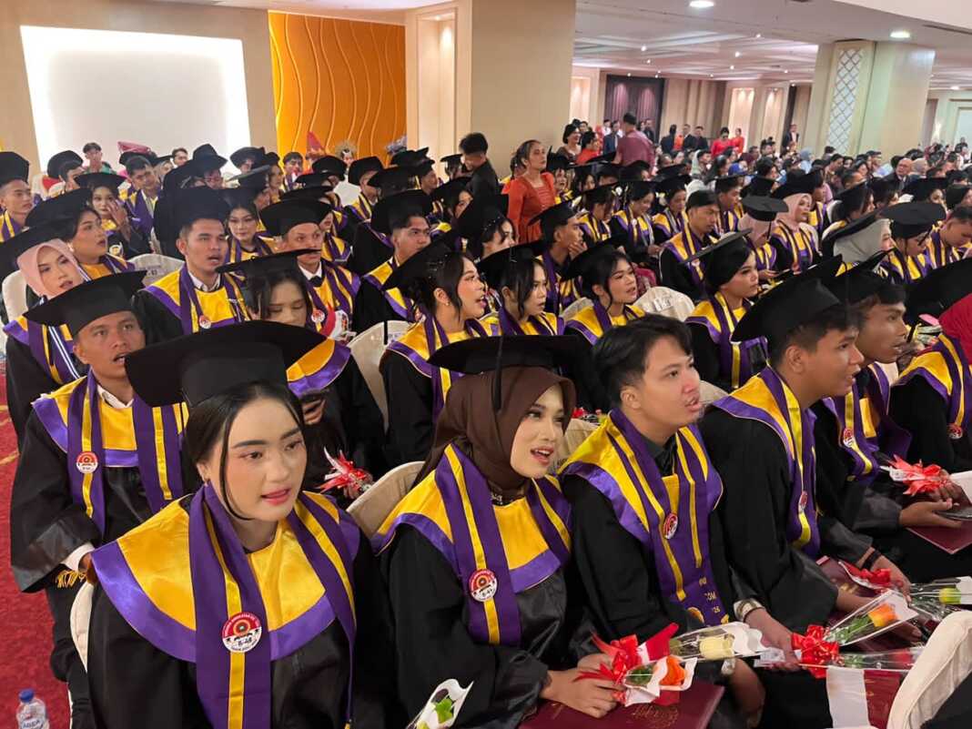 AMIK MEDICOM: Wisuda 248 lulusan AMIK Medicom angkatan XXI tahun akademik 2025/2026 di Tiara Convention Center Medan. (Istimewa/Sumut Pos)