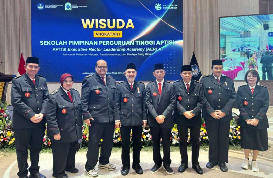 AKADEMI REKTOR: Dari kanan Siti Nurmawan Sinaga CHEL, Johannes Sembiring CHEL, Agussani CHEL, Jopinus Ramli Saragih CHEL, Prof. Dr. Ir. H. M. Budi Djatmiko, Muhammad Isa Indrawan CHEL, Syafrida CHEL dan Rahmat Gurusinga CHEL pada pertemuan Akademi Rektor Nasional AERLA. (Istimewa/Sumut Pos)