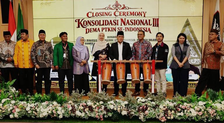 DEMA PTKIN: Dr. KH. Romo R. Muhammad Syafi’i, M.Hum (5 kanan) menghadiri closing ceremony Konsolidasi Nasional III Dema PTKIN se-Indonesia di Kampus UIN Sumatera Utara. (Istimewa/Sumut Pos)