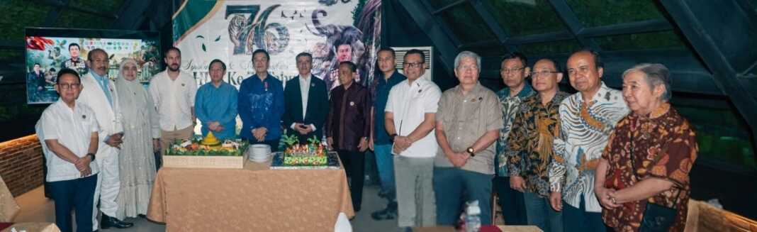 AVIARY PARK: Syukuran dan silaturahim HUT ke-76 Tun DR H. Rahmat Shah yang dihadiri ketua DPD RI bersama sejumlah tokoh di Aviary Park Indonesia, Jumat (23/10). (Istimewa/Sumut Pos)