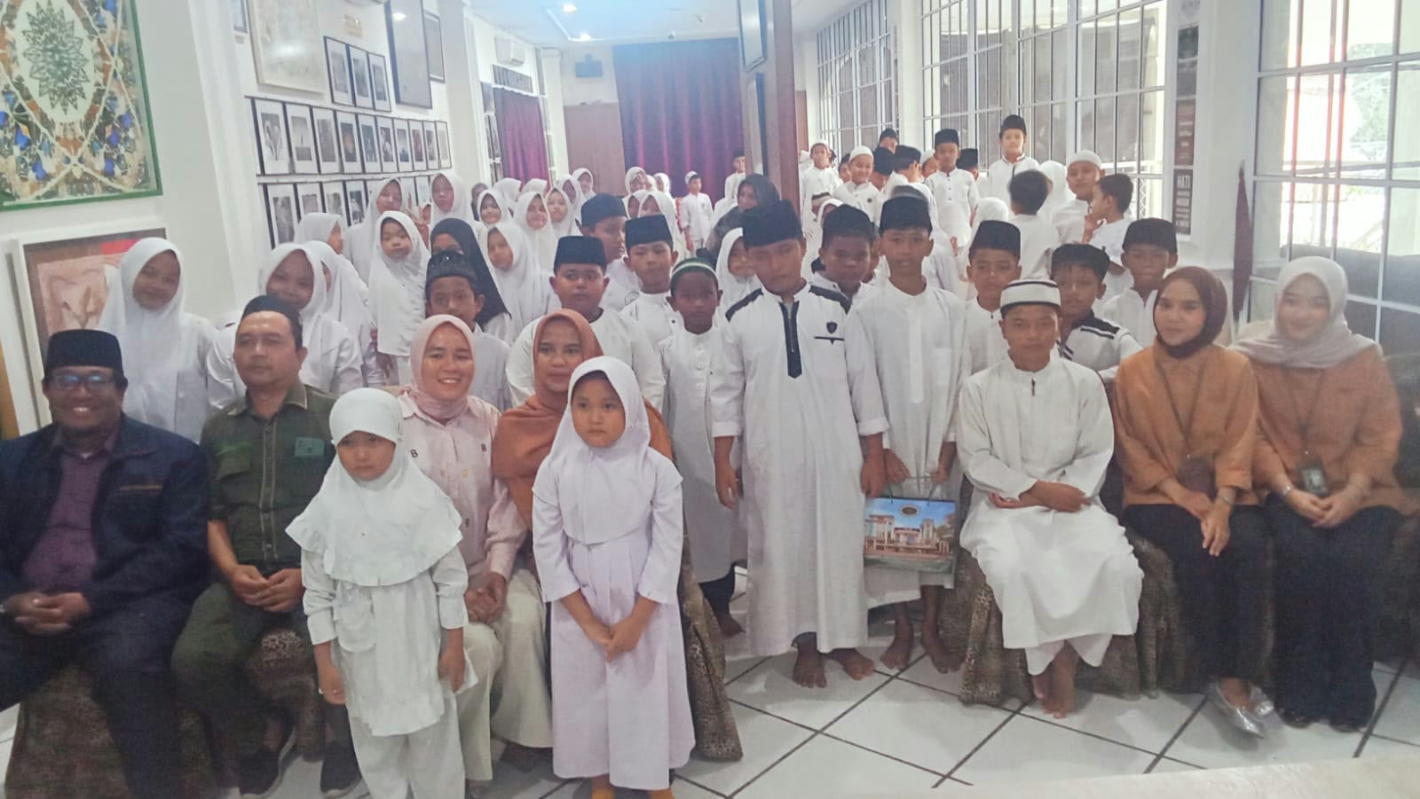 76 TAHUN: Tasyakuran ulang tahun ke-76 Tun DR H. Rahmat Shah di "RAHMAT" International Wildlife Museum & Gallery, Jumat (23/10). (Deddi Mulia Purba/Sumut Pos)