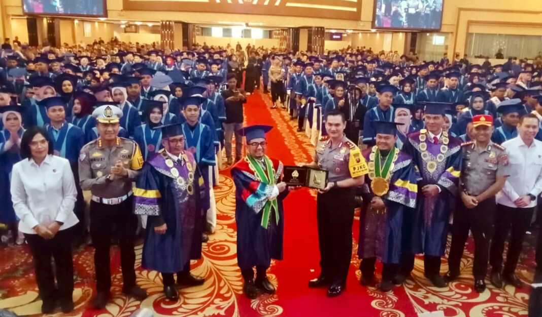 CENDERA MATA: Irjen Pol. Sonny Irawan, S.IK, M.H (kanan) menyerahkan cendera mata kepada Prof. Dr. Akrim Lubis, M.Pd pada kegiatan wisuda UMSU, Rabu (28/10). (Deddi Mulia Purba/Sumut Pos)