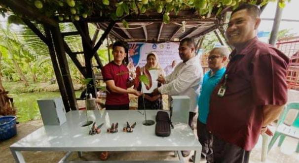 KEMITRAAN MASYARAKAT: Penyerahan alat grafting pada PKM pendampingan agroeduwisata sebagai upaya preventif dan represif terhadap penyalahgunaan narkotika di Desa Pekan Tanjungberingin. (Deddi Mulia Purba/Sumut Pos)