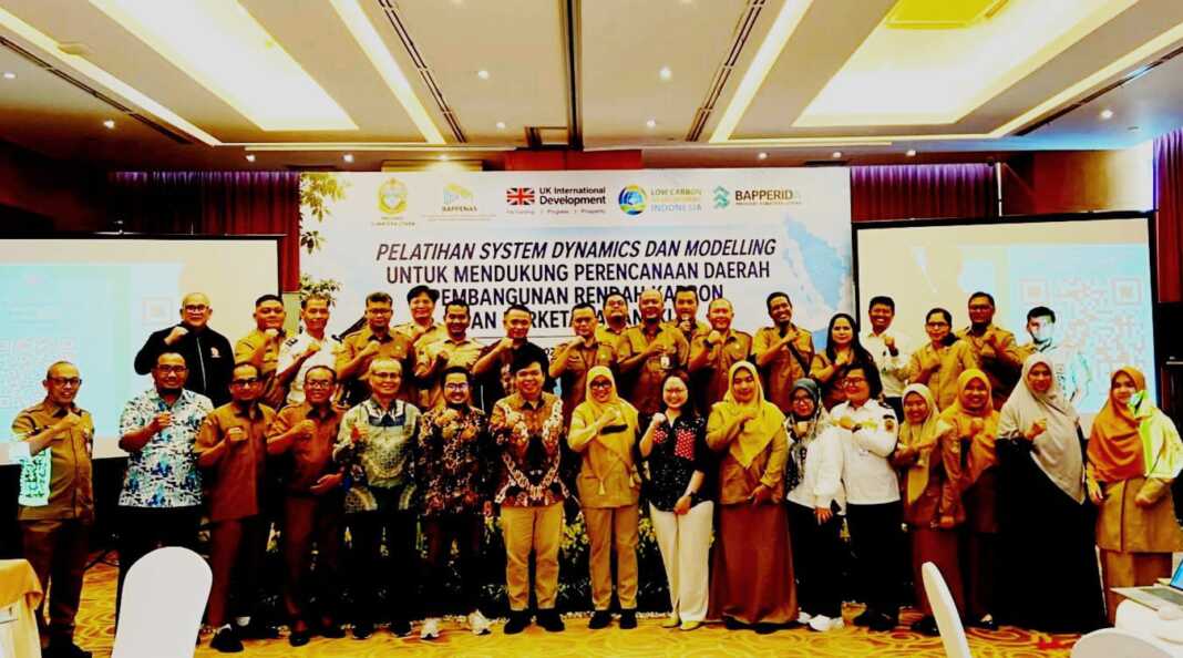 RENDAH KARBON: Pelatihan system dynamics dan modeling untuk mendukung perencanaan daerah pembangunan rendah karbon dan berketahanan iklim. (Istimewa/Sumut Pos)