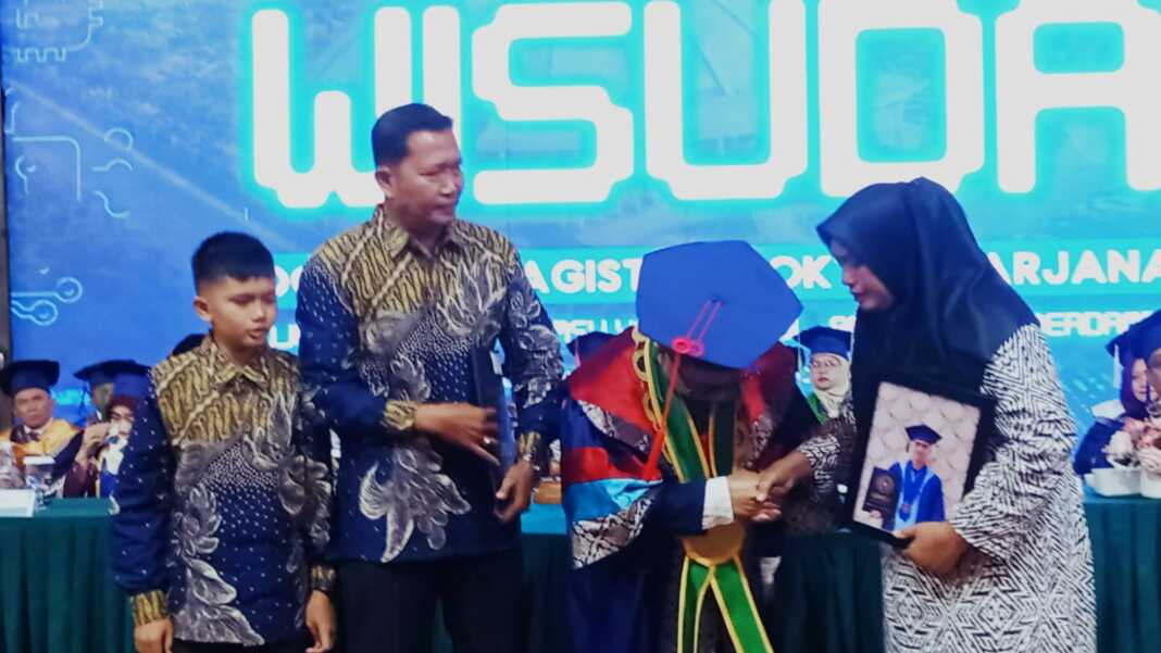 PENUH HARU: Prof. Dr. Akrim Lubis, M.Pd (dua kiri) memberi penghormatan dan menyalami ibu almarhum Ahlad Nawawy MZ saat penyerahan ijazah sarjana teknik UMSU. (Deddi Mulia Purba/Sumut Pos)