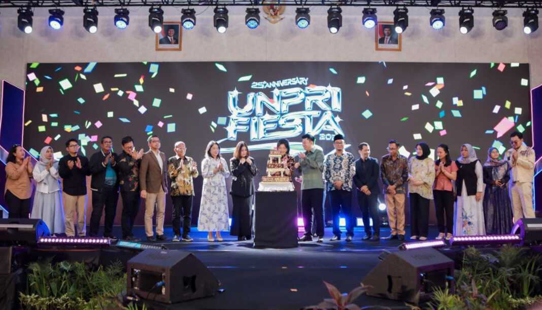 25 TAHUN: Pemotongan kue ulang tahun seperempat abad Unpri pada kegiatan dies natalis. (Istimewa/Sumut Pos)